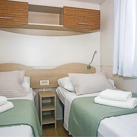 Gorgeous Stacaravan In With Wifi Drniš