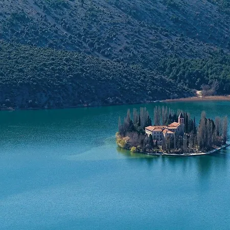 Beautiful Stacaravan In With Wifi Drniš