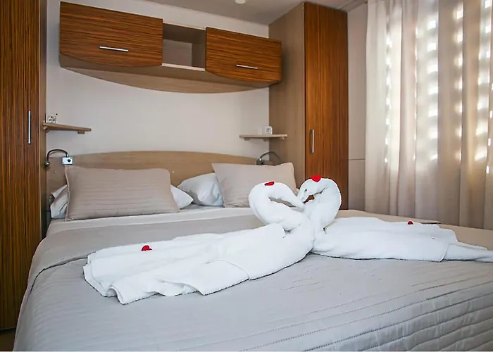 אתר קמפינג Gorgeous Stacaravan In With Wifi Drniš