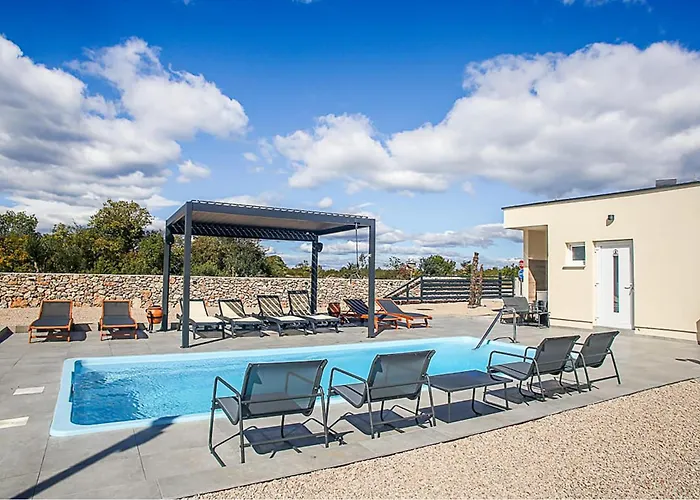 אתר קמפינג Gorgeous Stacaravan In With Wifi Drniš