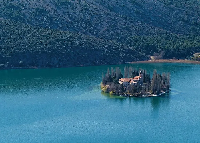 Gorgeous Stacaravan In With Wifi Drniš